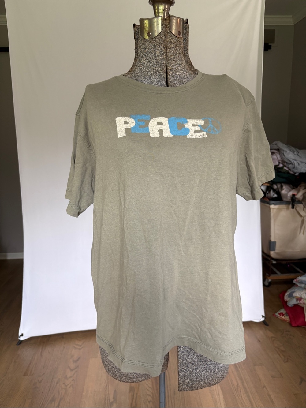 Life Is Good women's PEACE Graphic Tee - Olive